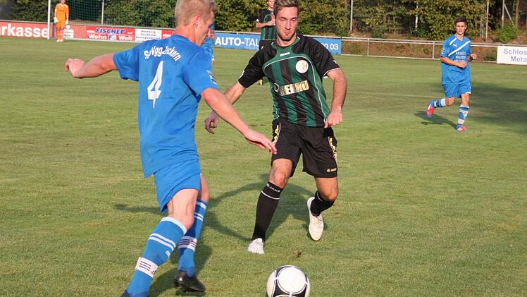 Gästestürmer Oliver Seybold (rechts) versucht in dieser Szene, Johannes Göpfert vom Ball zu trennen. Fotos: Johannes Höllein