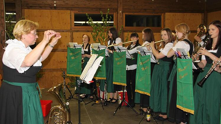 Die Blaskapelle des Musikvereins Mainleus, dirigiert von Anneliese Kastner, überzeugte in der Sommerhalle mit einem abwechslungsreichen Konzert. Foto: Stephan Stöckel