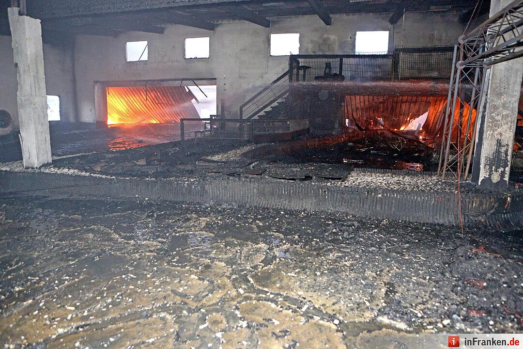 Grossbrand nach Explosion auf Indoor-Kartbahn Foto: News5/Herse