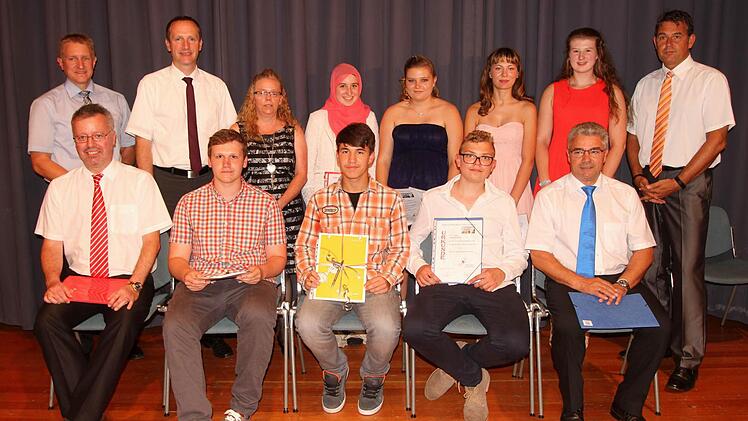 Die besten Leistungen beim "qualifizierenden Mittelschulabschluss" erreichten dies Schüler. Unser Bild zeigt sie mit mit den Sponsoren der Geschenke: (vordere Reihe von links) Bernd Hirsch (Sparkasse Ostunterfranken) Kilian Ullrich, Marc Pohl, Schulbester Tim Schumann und Harald Sechser (Raiffeisenbank) sowie (hintere Reihe von links) Klaus Reitz (Flessabank), Bürgermeister Michael Ziegler, Elternbeiratsvorsitzende Doris Schramm, Sabina Albakowa, Lea Ankenbrand, Lea Schmitt, Ina Öchsner und R...