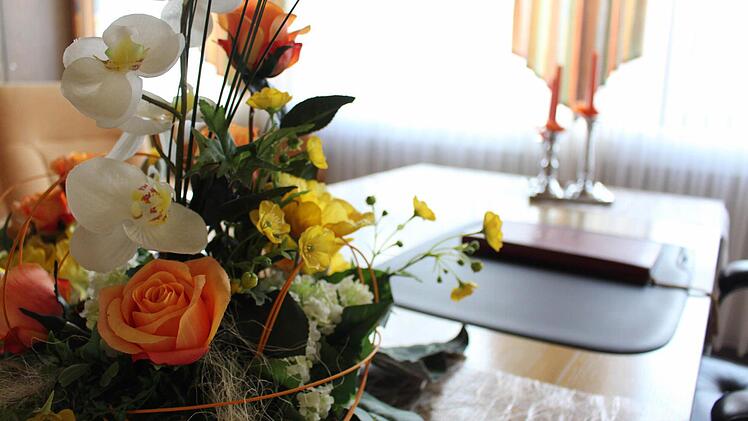 Im Rathaus in Stockheim haben Brautpaare die Wahl zwischen dem kleinen Trauungszimmer und dem großen Sitzungssaal. Doch die Gemeinde sucht händeringend nach Alternativen, um mehr Brautpaare zum Heiraten in Stockheim animieren zu können. Fotos: Lisa Kieslinger