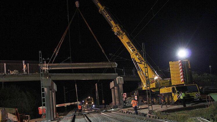 Die Brücke zwischen Kersbach und Baiersdorf wird demontiert. Foto: Josef Hofbauer