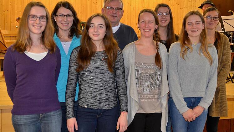 Die Volleyball-Damenmannschaft des TSV Wollbach hat in der vergangenen Saison die Meisterschaft in der Kreisliga Unterfranken Ost geholt und ist in die Bezirksklasse aufgestiegen. Trainiert wird das Team von Wieslaw Karwacki (hintere Reihe).  Foto: Kathrin Kupka-Hahn