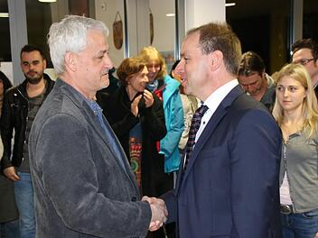 Der Unterlegene gratuliert dem Sieger: Mario Dorsch (links) sprach Bürgermeister Matthias Schneider seine Glückwünsche zur Wiederwahl aus. Das geschah am Sonntagabend gleich nach der Bekanntgabe des Wahlergebnisses in der Schule in Obertheres.  Foto: Klaus Schmitt