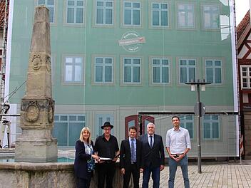 Zweite Bürgermeisterin Birgit Weber, Wohnbau-Architekt Rainer Wessels, Wohnbau-Chef Christian Meyer, Oberbürgermeister Norbert Tessmer und Sebastian Engelhardt, dessen Firma das Banner hergestellt und installiert hat, (von links) informierten über die Sanierung des Hauses Ketschengasse 42.  Foto: Ulrike Nauer
