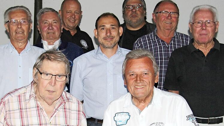 Ehrungen beim SC Sylvia Ebersdorf (von links): vorne: langj&auml;hriger Pressewart Gerhard Rei&szlig;enweber und neues Ehrenmitglied Lothar Stegner; dahinter: Willi Koch, Horst B&uuml;hling, Vorsitzender Hans-G&uuml;nter Siller, Thomas Bohlein, Vorsitzender Gerd Friedrich, Manfred Becker und Willi Schiemann  Foto: Alexandra Kemnitzer
