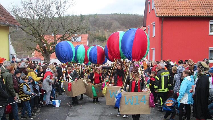 Auf Abwegen: Die "Wilde 14" als Ballonfahrer.  Fotos: Winfried Ehling