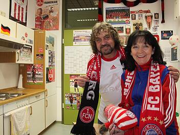 Zwei Fußballfans: Hausmeister Michael Seeberger (Club)  und Rektorin Heidi Forisch (Bayern) Fotos: Bernhard Panzer