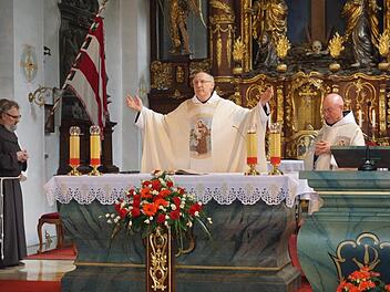 Pater Gabriel Zörnig vom Frauenberg in Fulda war anlässlich des  Antoniusfestes am Kreuzberg als Festprediger zu Gast. Mit im Bild rechts  Pater Georg Andlinger. Zörnig erzählte unter anderem von seiner Zeit als Gefängnisseelsorger.  Foto: Marion Eckert