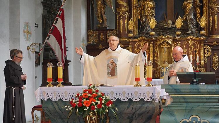 Pater Gabriel Zörnig vom Frauenberg in Fulda war anlässlich des  Antoniusfestes am Kreuzberg als Festprediger zu Gast. Mit im Bild rechts  Pater Georg Andlinger. Zörnig erzählte unter anderem von seiner Zeit als Gefängnisseelsorger.  Foto: Marion Eckert