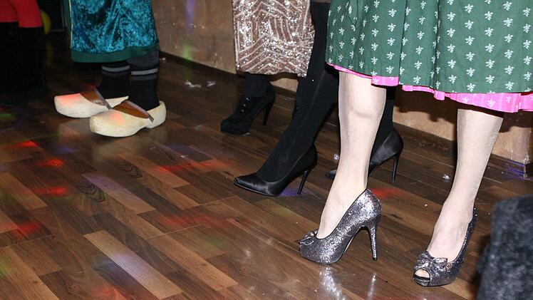 Damenfüße, von High heels bis zu den "Hölzerne" war alles dabei. Foto: Thomas Dill