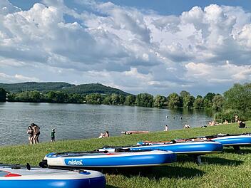 Am Badesee Bad Staffelstein k&ouml;nnen Stand-Up-Paddleboards geliehen werden.  Fotos: privat