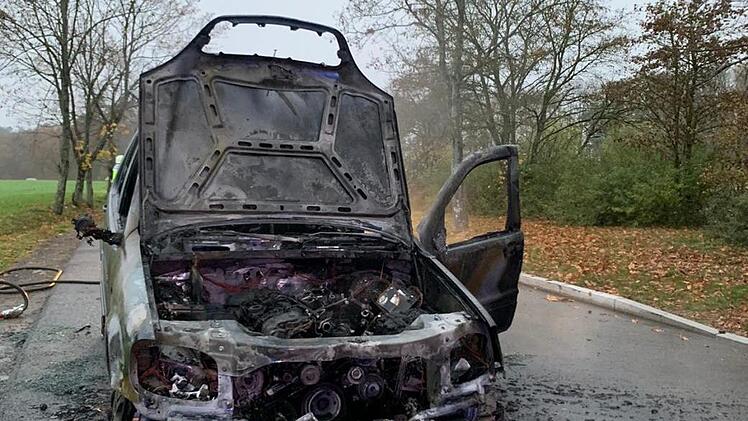 Das Feuer zerstörte den Wagen.