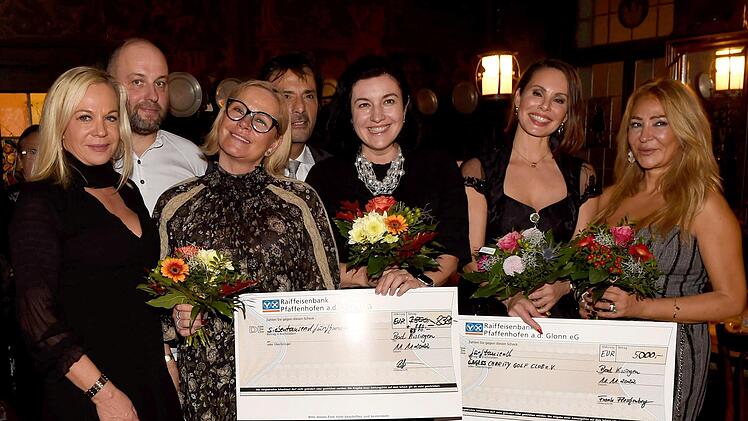 Über die Spendensumme von 13.380 Euro freute sich Schirmherrin Dorothee Bär (Mitte) gemeinsam mit (von links) Veranstalterin Birgit Fischer-Höper (Munich Connexions), Gastwirt Christian Hippler (Schuberts Wein und Wirtschaft), Designerin Claudia E...
