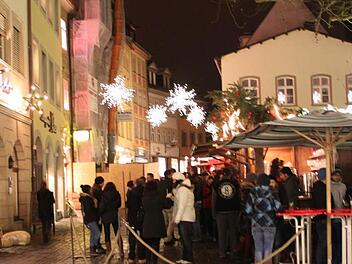 Die Glühweinstände von Cador (vorn) und Riffelmacher, etwas abseits vom eigentlichen Weihnachtsmarkt auf dem Maxplatz.  Fotos: Johanna Brendel