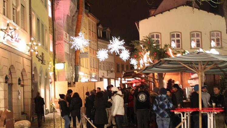 Die Glühweinstände von Cador (vorn) und Riffelmacher, etwas abseits vom eigentlichen Weihnachtsmarkt auf dem Maxplatz.  Fotos: Johanna Brendel