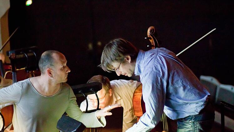 Roland Fister (rechts) bespricht mit Aufnahmeleiter Oliver Henschel technische Details der Einspielung.