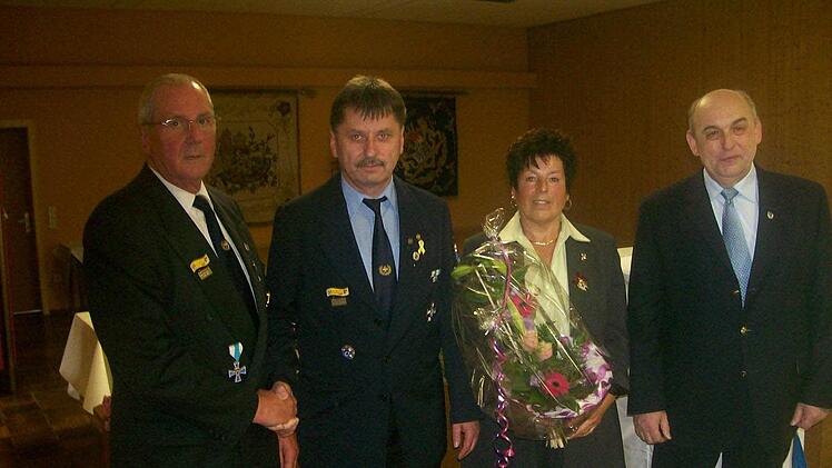 Ottmar Bohn, Kreisvorsitzender Klaus Lutz, Renate Bohn, Bürgermeister Alfred Schrenk.
