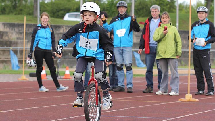 Lautstarke Unterstützung seiner Fans bekam der siebenjährige Paul Krines vom TV Hofheim beim 400-Meter-Lauf. Foto: Ralf Naumann