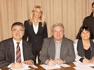 Beim Unterzeichnen der Aufträge an die Telekom (vorne von links) Klaus Markert, die Bürgermeister Alfons Hartlieb (Stettfeld), Gertrud Bühl (Breitbrunn) und Reinhold Stöhr (Kirchlauter) sowie (hinten von links) Marion Thüngen und VG-Breitbandpate Matthias Stretz. Foto: Günther Geiling