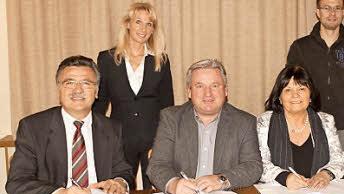 Beim Unterzeichnen der Aufträge an die Telekom (vorne von links) Klaus Markert, die Bürgermeister Alfons Hartlieb (Stettfeld), Gertrud Bühl (Breitbrunn) und Reinhold Stöhr (Kirchlauter) sowie (hinten von links) Marion Thüngen und VG-Breitbandpate Matthias Stretz. Foto: Günther Geiling