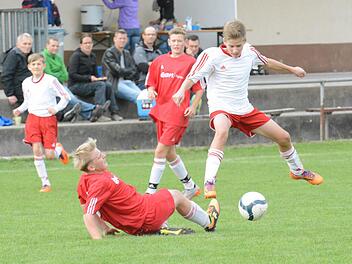 Gras-Hüpfer: Alexander Brakk (rechts) von der SG Winkels hebt sicherheitshalber ab bei der Grätsche von Jan Lauster (SG Oberthulba). Foto: ssp