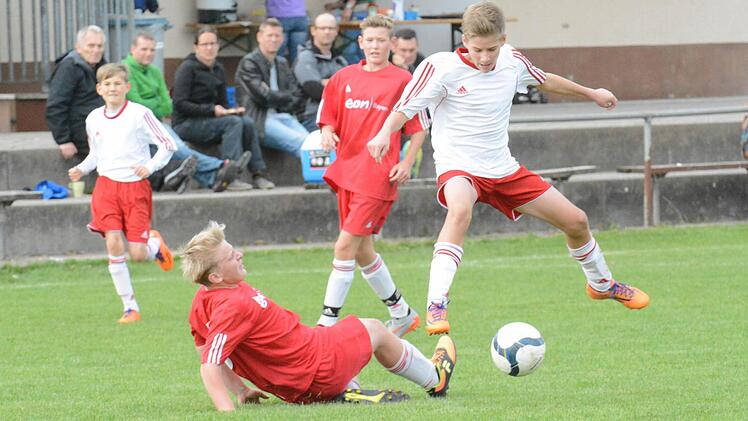 Gras-Hüpfer: Alexander Brakk (rechts) von der SG Winkels hebt sicherheitshalber ab bei der Grätsche von Jan Lauster (SG Oberthulba). Foto: ssp
