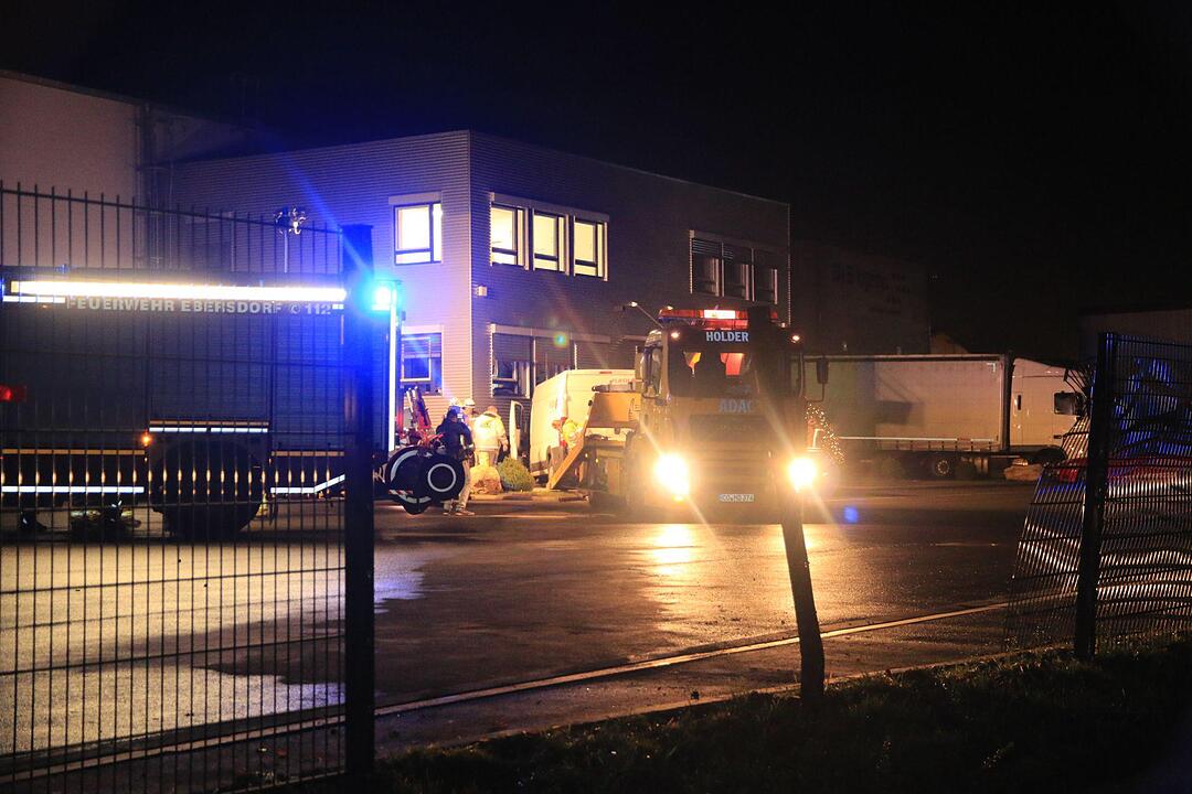 Transporter durchbricht Zaun