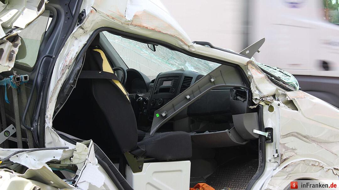 Transporter kollidiert mit Lkw auf der A9 - Kradfahrer stürzt