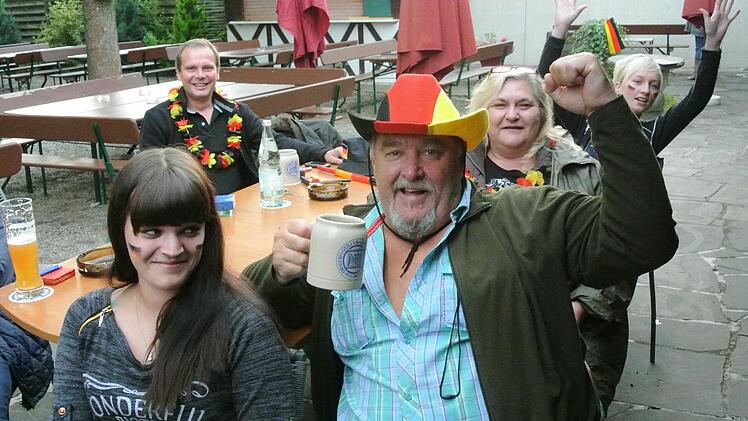 Alina Kleedörfer, Norbert und Linda Rübig und Stefanie Markert jubeln schon am frühen Abend - und behalten Recht. Fotos: Brigitte Krause