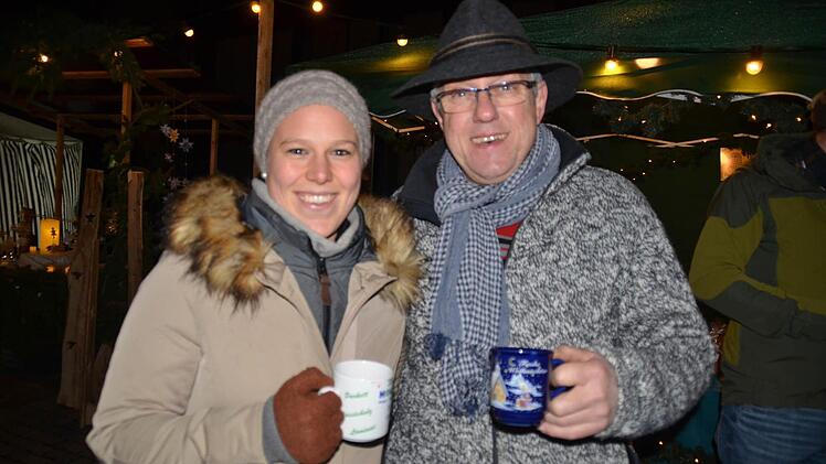 Gute Stimmung herrscht bei den Besuchern des Plätzlesmoadd, hier sind das Anne-Lena Hlabig und Konrad Wehner aus Zahlbach.Foto: Kathrin Kupka-Hahn