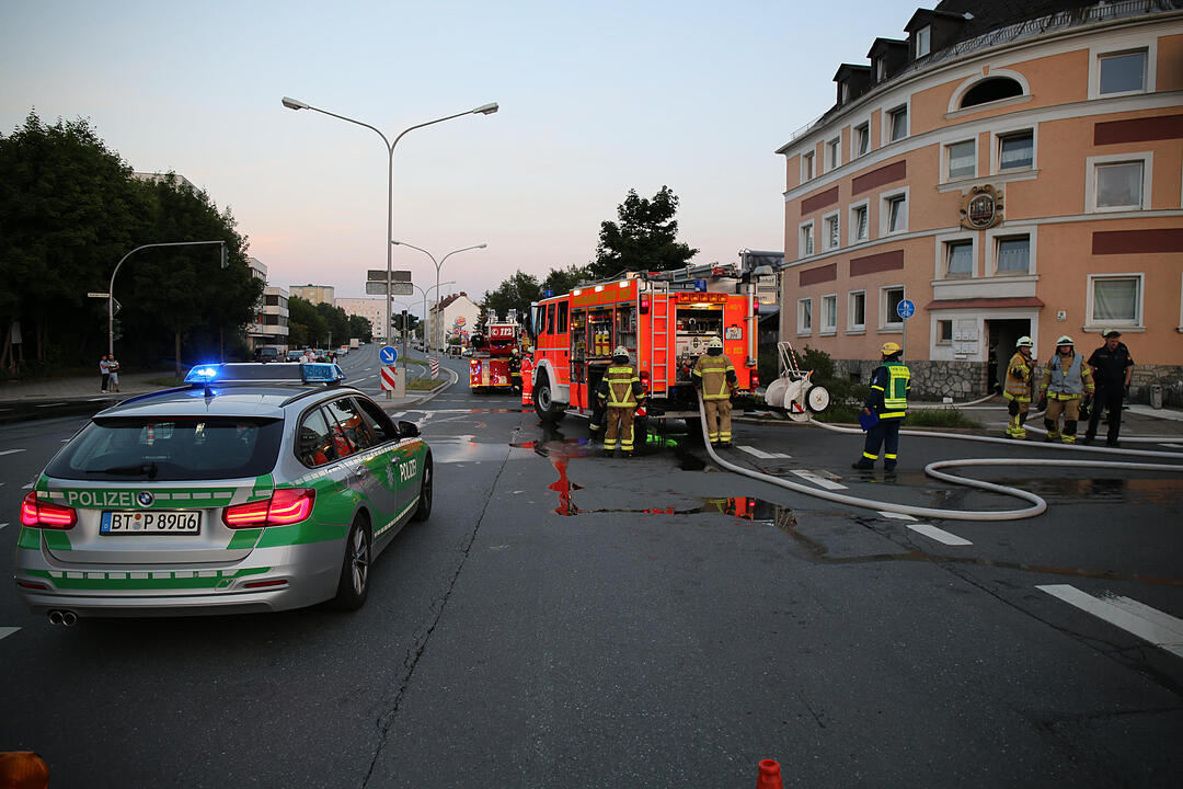 Kellerbrand breitet sich in einem Hofer Mehrfamilienhaus aus