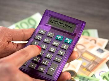 Zwischen fünf und 15 Euro zahlt der Kunde in der Regel für die Kontoführung. Und unterstützt dabei unter anderem auch soziales Engagement.