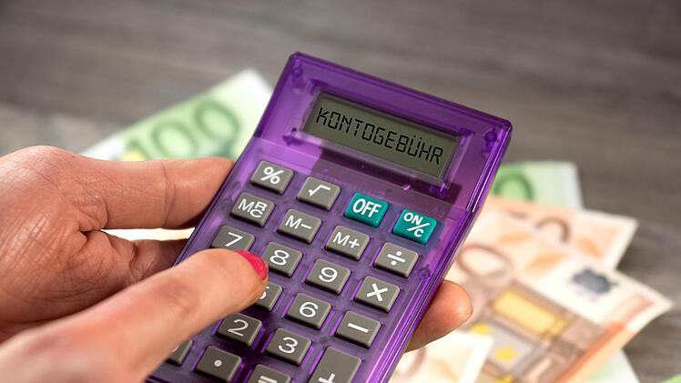 Zwischen fünf und 15 Euro zahlt der Kunde in der Regel für die Kontoführung. Und unterstützt dabei unter anderem auch soziales Engagement.