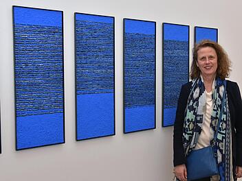 Sabine Becker ist fasziniert von der Farbe Blau. Daher arbeitet sie seit 20 Jahren ausschließlich mit Kobaltpigment und Miloripigment. Ihre Bilder sind Räume, die man im Geiste begehen kann.Ulrike Langer