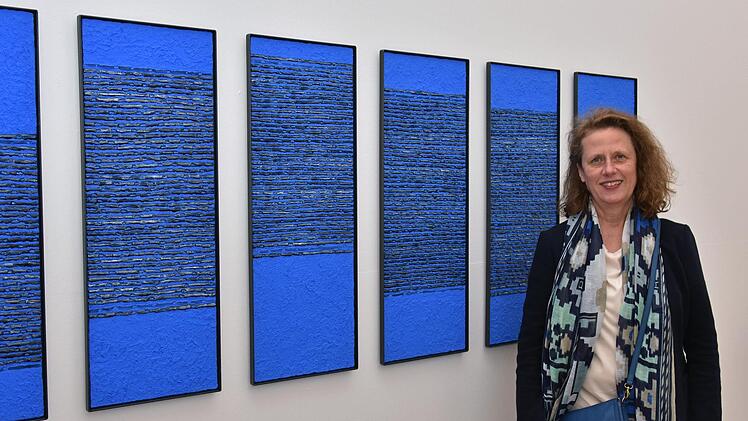 Sabine Becker ist fasziniert von der Farbe Blau. Daher arbeitet sie seit 20 Jahren ausschließlich mit Kobaltpigment und Miloripigment. Ihre Bilder sind Räume, die man im Geiste begehen kann.Ulrike Langer