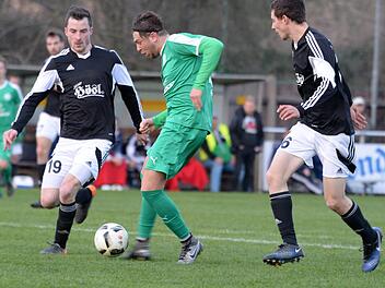Sein Einsatz ist am Wochenende fraglich: Stürmer Stefan Kolb (Mitte, hier beim Spiel in Mitterteich ) ist einer von vier angeschlagenen Spielern des TSV Neudrossenfeld. Foto: Peter Mularczyk