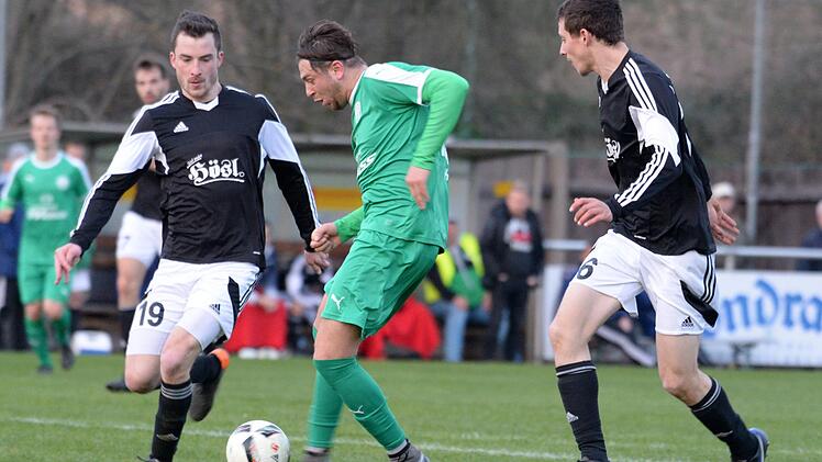 Sein Einsatz ist am Wochenende fraglich: Stürmer Stefan Kolb (Mitte, hier beim Spiel in Mitterteich ) ist einer von vier angeschlagenen Spielern des TSV Neudrossenfeld. Foto: Peter Mularczyk