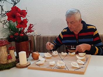 Gewissenhaft streut Kurt Markert nach alter Sitte den Teelöffel Salz in die Zwiebelschale. Monat für Monat muss man das so machen. Foto: privat