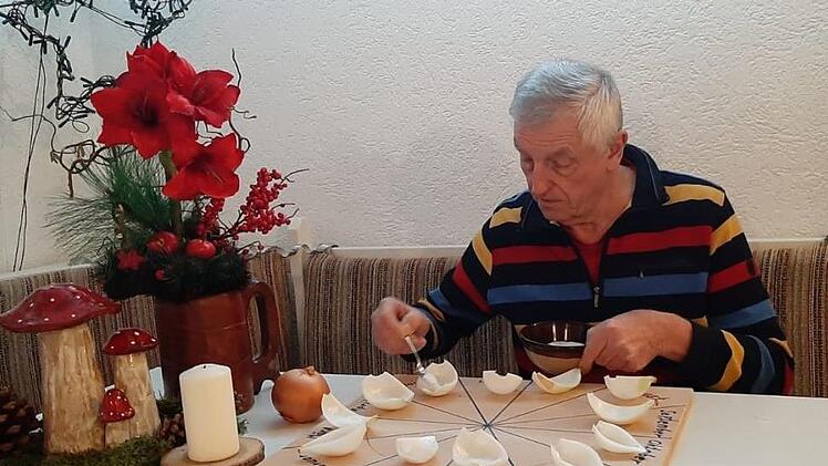 Gewissenhaft streut Kurt Markert nach alter Sitte den Teelöffel Salz in die Zwiebelschale. Monat für Monat muss man das so machen. Foto: privat