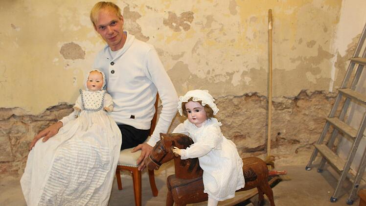 Olaf Zieseniss eröffnet in der Ludwigstraße einen Restaurations- und Verkaufsladen für antike Puppen und andere Kleinigkeiten. Foto: Julia Raab