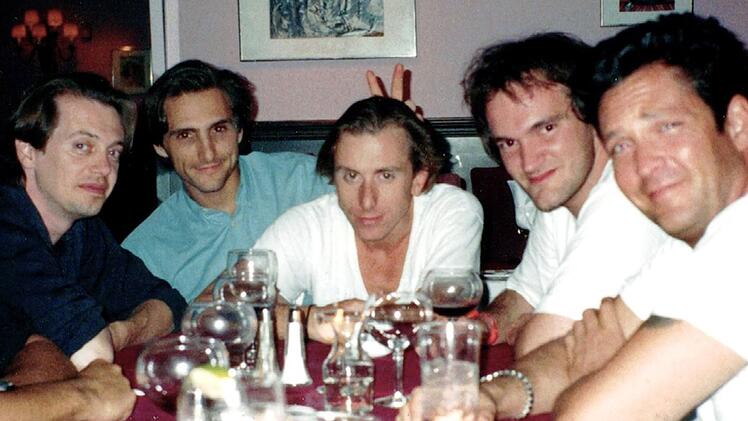 Die Dokumentation "QT8: Quentin Tarantino - The First Eight" bietet einen Einblick in das Schaffen und Genie von Kultregisseur Quentin Tarantino (zweiter von rechts, mit dem Cast von "Reservoir Dogs").
