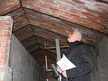 Der Leiter des städtischen Hochbauamtes, Hans Bauer schaut nach den verrosteten Stahlteilen in einem der Keller unter dem Hof der Oberen Saline. Fotos: Mäuser